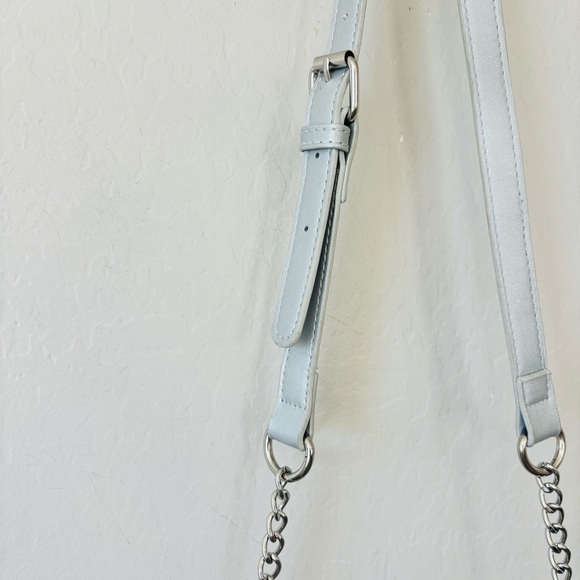 Badgley Mischka NWT Metallic Silver Quilted camera bag Crossbody with Chain - Picture 7 of 9